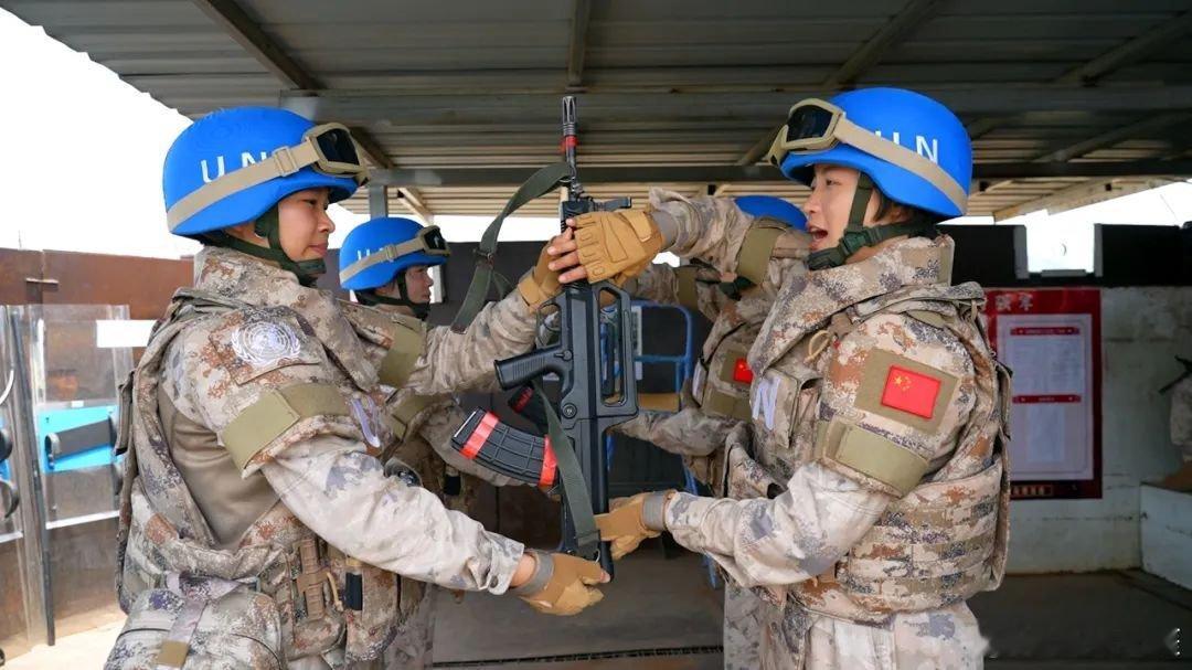 铸剑中原[超话]早安军营原原说早晚安致敬中国蓝盔 她们在烈日与硝烟中用青春诠释担
