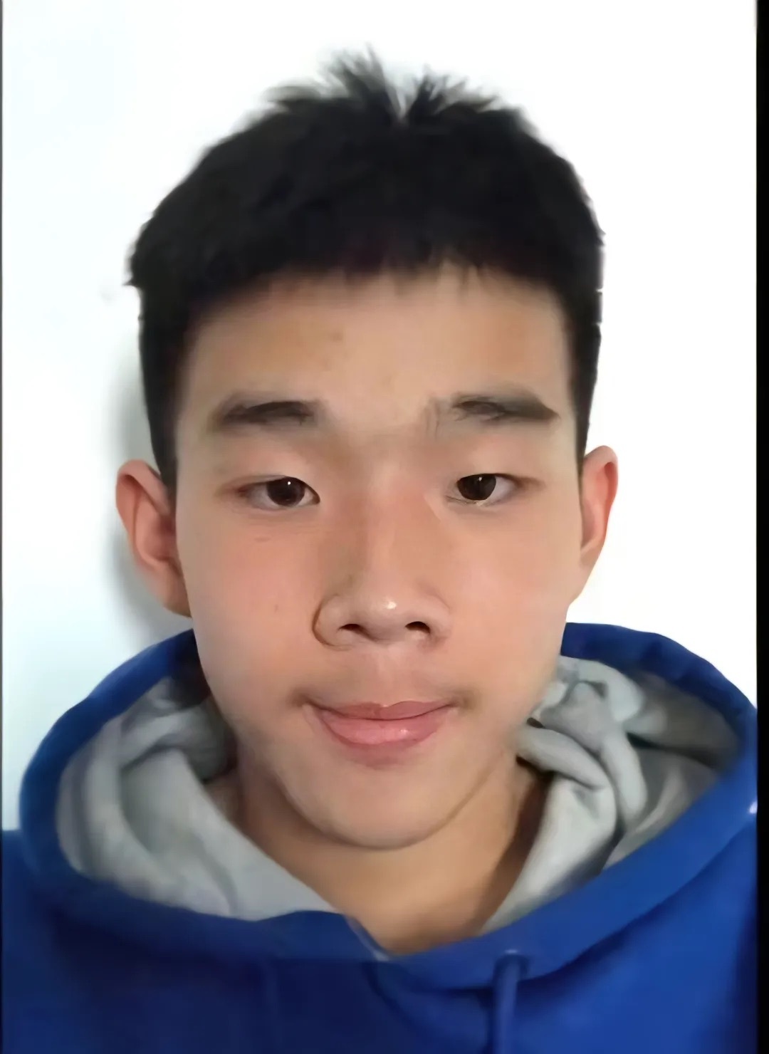 在小区碰见这几个孩子，非要跟我一起组队打球，我嫌太小拒绝了。 