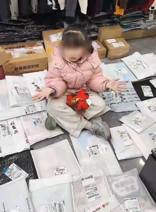 叔叔阿姨，哥哥姐姐，没有这样玩的。
广东清远一6岁小女孩在网上炫耀，说她寒假很闲