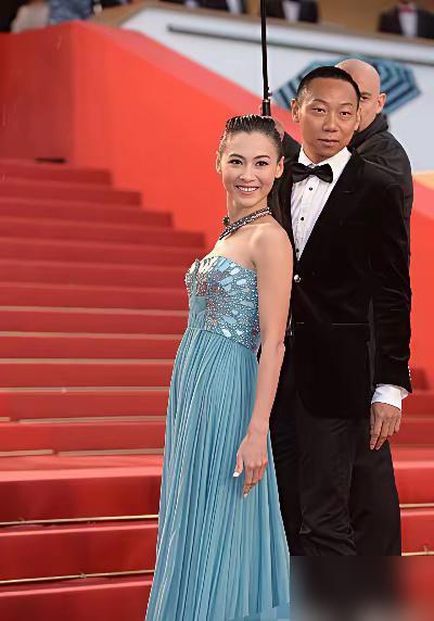 张柏芝的官司谢霆锋到底该不该帮？帮吧，现任王菲会怎么想要是不帮，她毕竟是孩子的妈