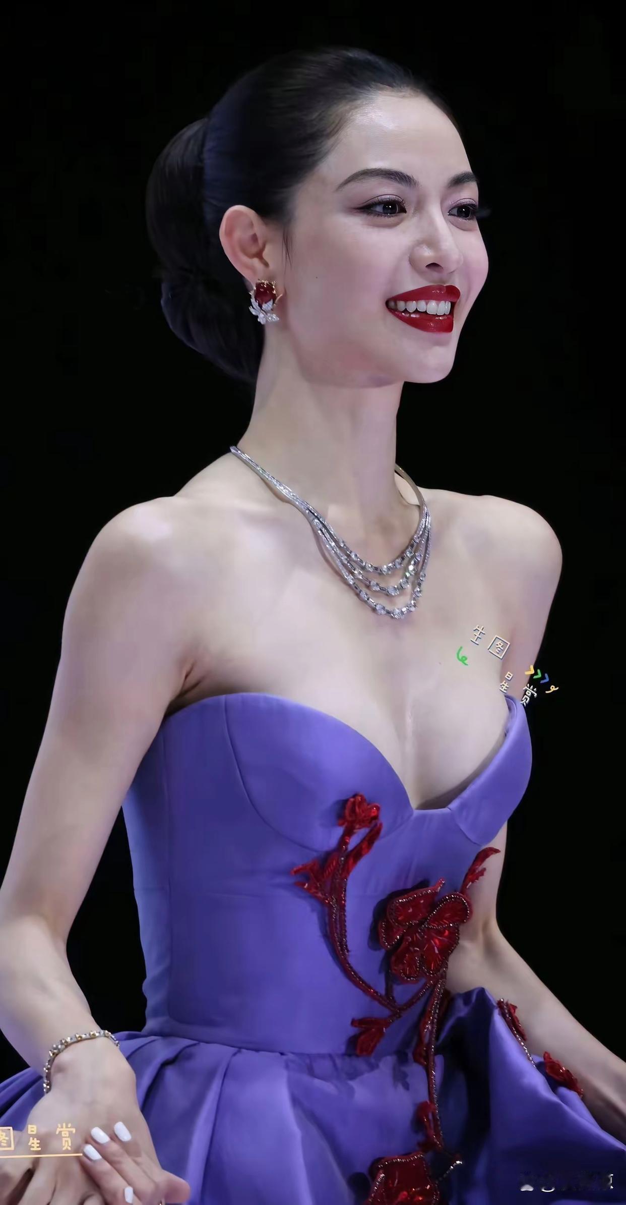 钟楚曦那可是圈里有名的高颜值女神。她骨相优越，眉眼间距刚好，眼尾上挑，鼻梁高挺，