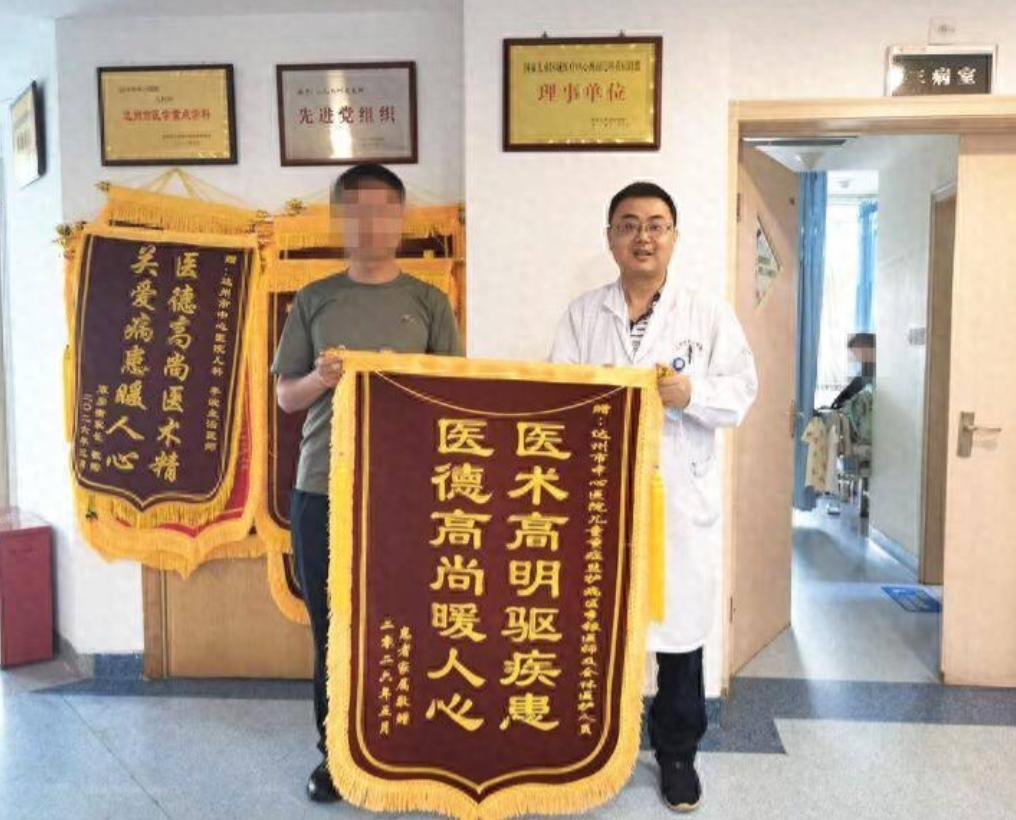 四川，一名2岁的男孩趁着家人不注意，摸到了放在墙角的唑酮甲拌磷农药，以为是饮料就