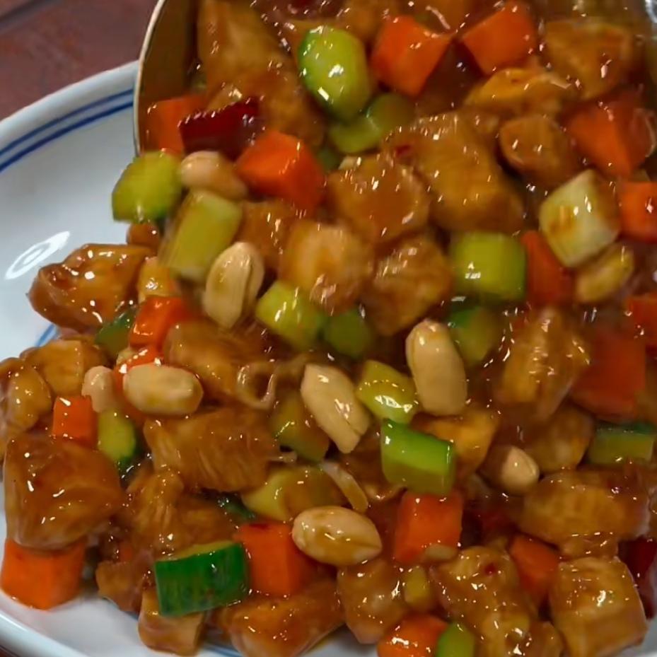 我爱吃宫保鸡丁，常去六味斋买预制菜，回来简单一炒，把两包调料一倒，很快一盘地道美