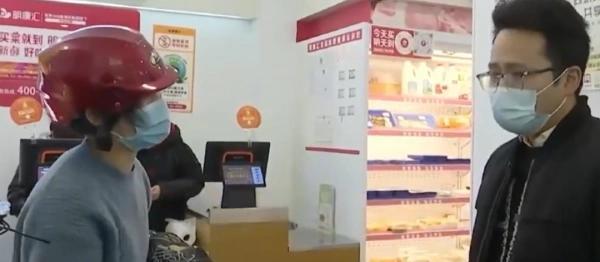 “叫一声阿姨赔了500块，还被开除！”浙江，一41岁女子到超市买菜，结账时，被2