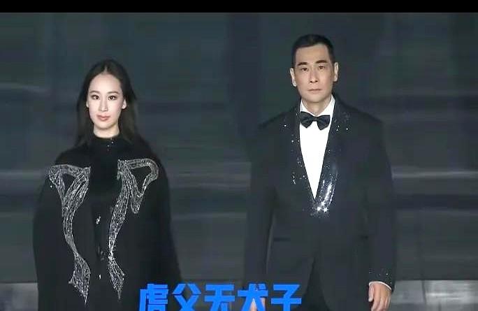 孩子一上台就被骂斗鸡眼

赵文卓带女儿走秀，灯光打下来，小姑娘紧张得眼神聚在中间