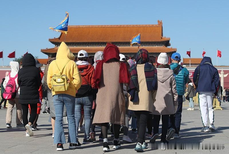 不过此下联虽然贴合上联营造的场景，但从平仄对仗等对联规则上还有优化空间。若按上联