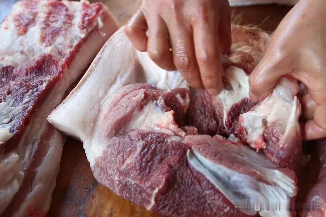 生活故事:关于猪肉和大葱的故事
今年冬天，我发现我们单元楼的大姑娘、小媳妇，甚至