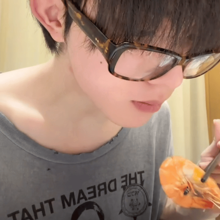 【5329】带壳吃虾的小宝宝 妈给剥虾！ 