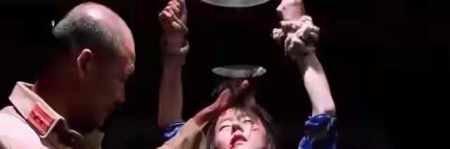 赤身被吊在房梁上，下体被插上铜棒通电，遗照却一直被日寇供奉着
那个叫山下弘一的日