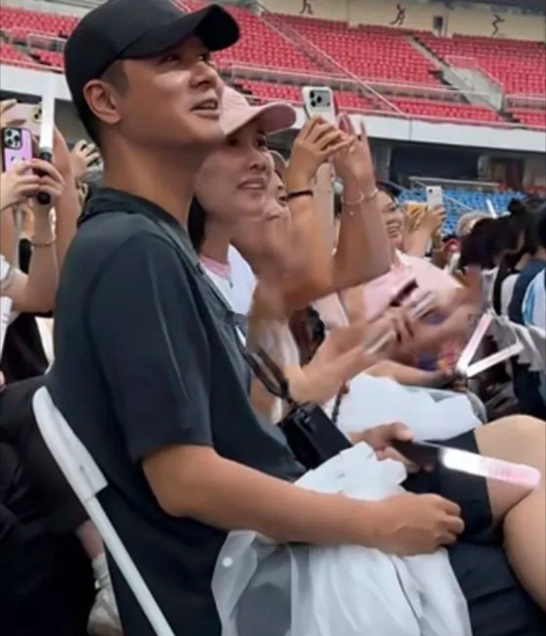任重和老婆在重庆看演唱会，两口子坐在内场前排说说笑笑十分开心，41岁孙骁骁紧挨着