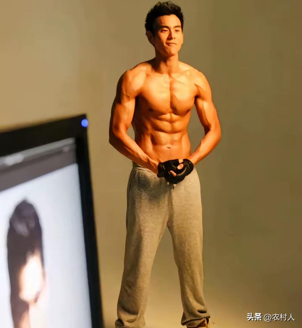 彭于晏的身材简直比古希腊的雕塑还好看，44岁能保持这样的身材确实非常难得！
彭于