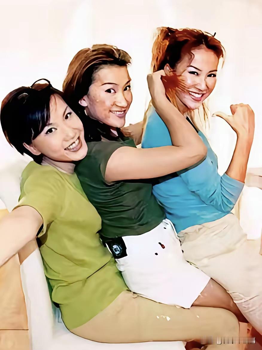 李玟和大姐二姐，时隔多年今昔对比。
这一家子基因...  全文