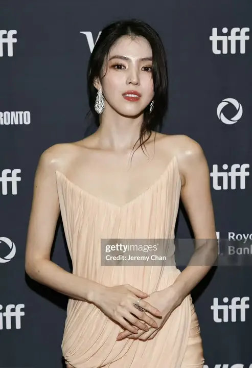 韩素希多伦多电影节造型韩素希多伦多红毯天啊姐的状态太美了吧！闪闪发光的脸蛋🥰?