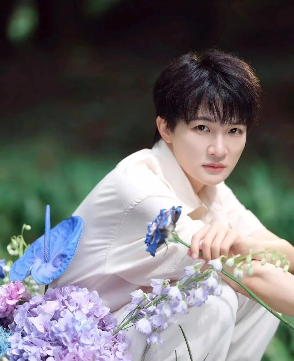 周深捐款100万驰援香港救灾，有一个小细节引人关注！

那就是100万，对于香港