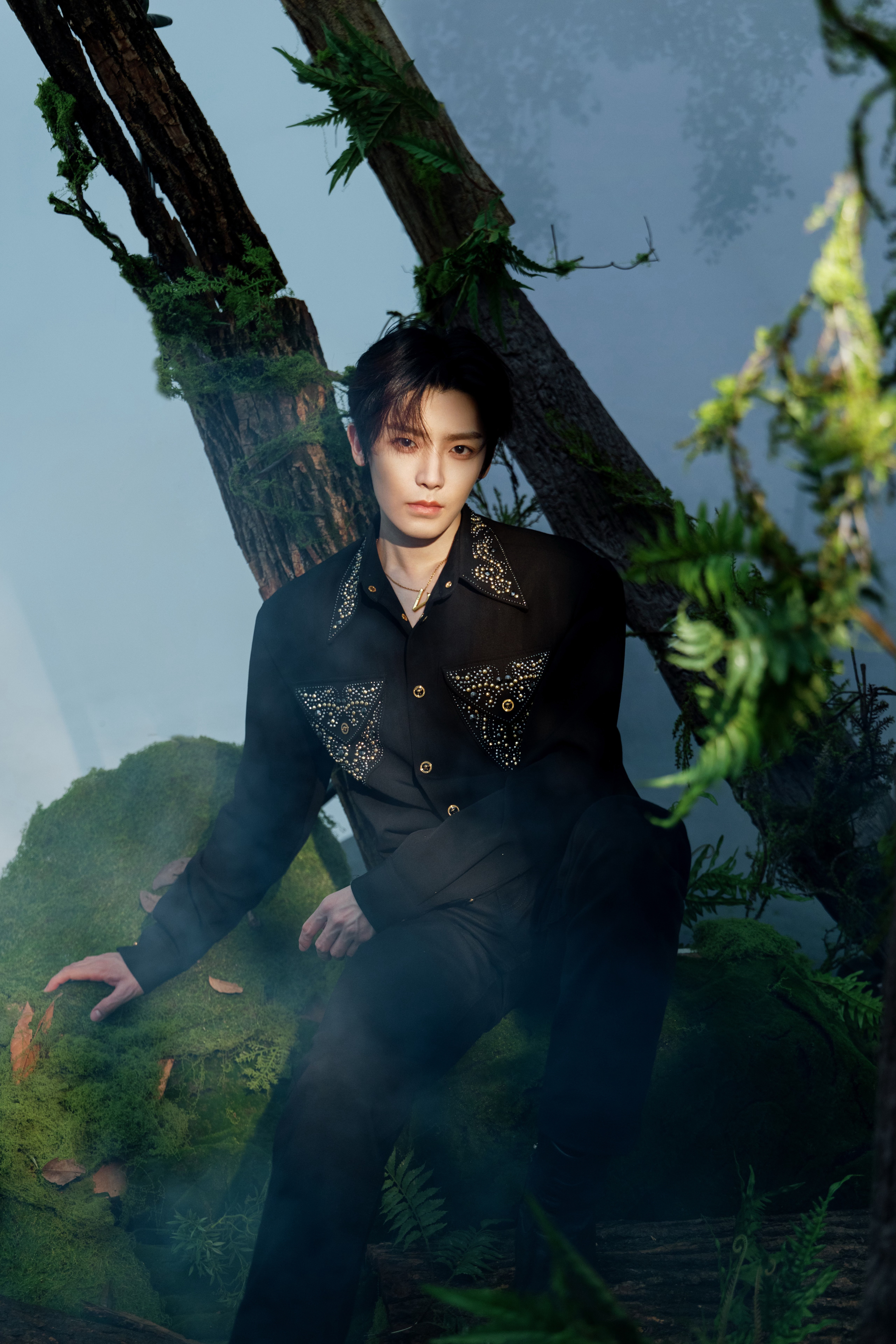 侯明昊 × VERSACE 直播活动造型，身穿 Versace 2025秋冬系列