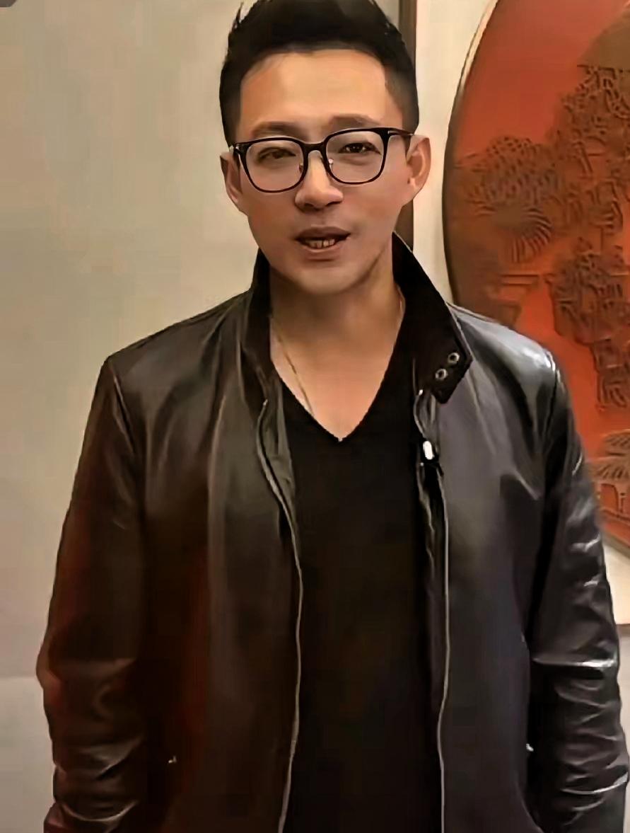 他老婆孩子回京，家里在装修，全是噪音，没法住人。这本该先安置，他却去忙巡店，还要