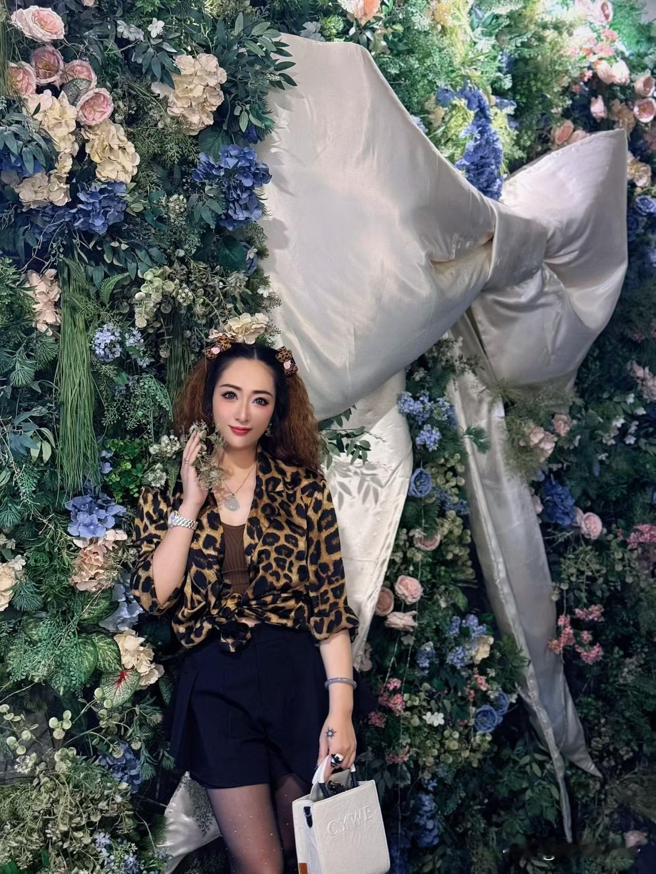 梦幻花海中的时尚少女，尽显优雅与自信！🌸💃👗花海少女感 花海少女照 紫色花