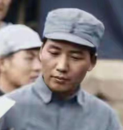 这是我见过的唯一一张毛主席穿八路军军装的照片。