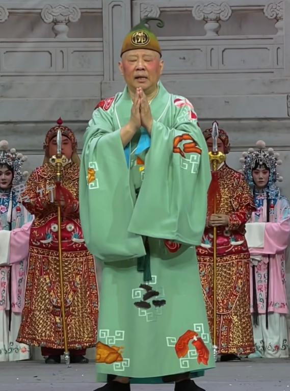 如果世上有后悔药，
最先抢着吃的 估计就是郭德纲了，
就一个月前，他千不该万不该