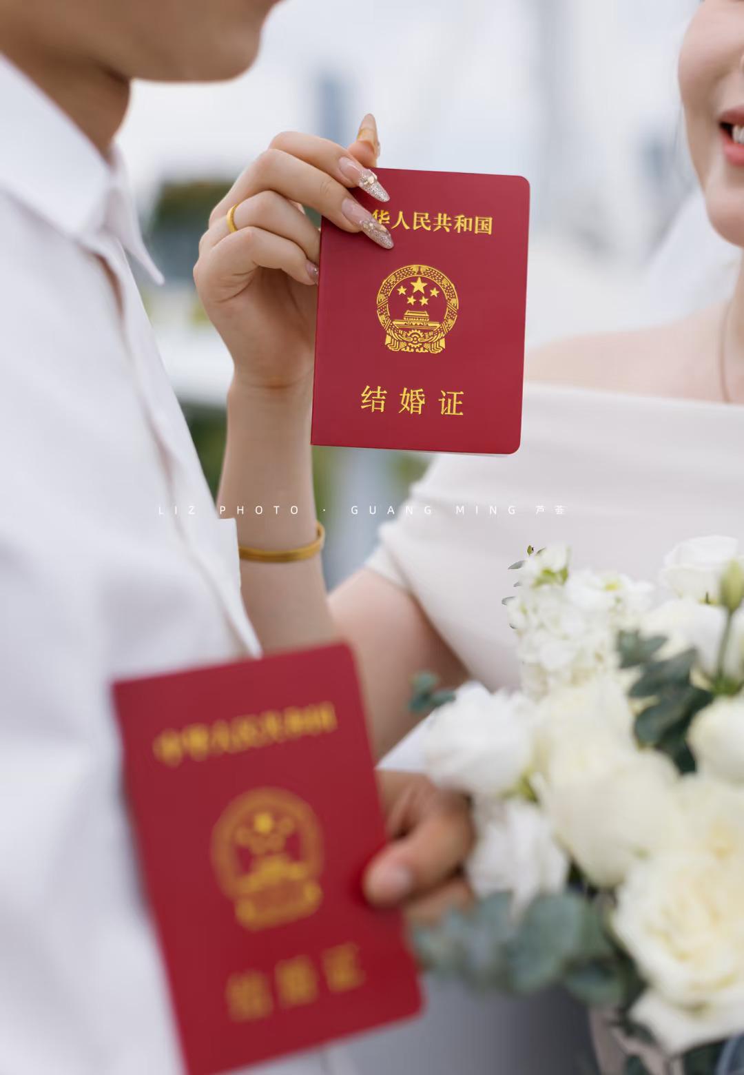 不露脸领证照片！也太有氛围感啦