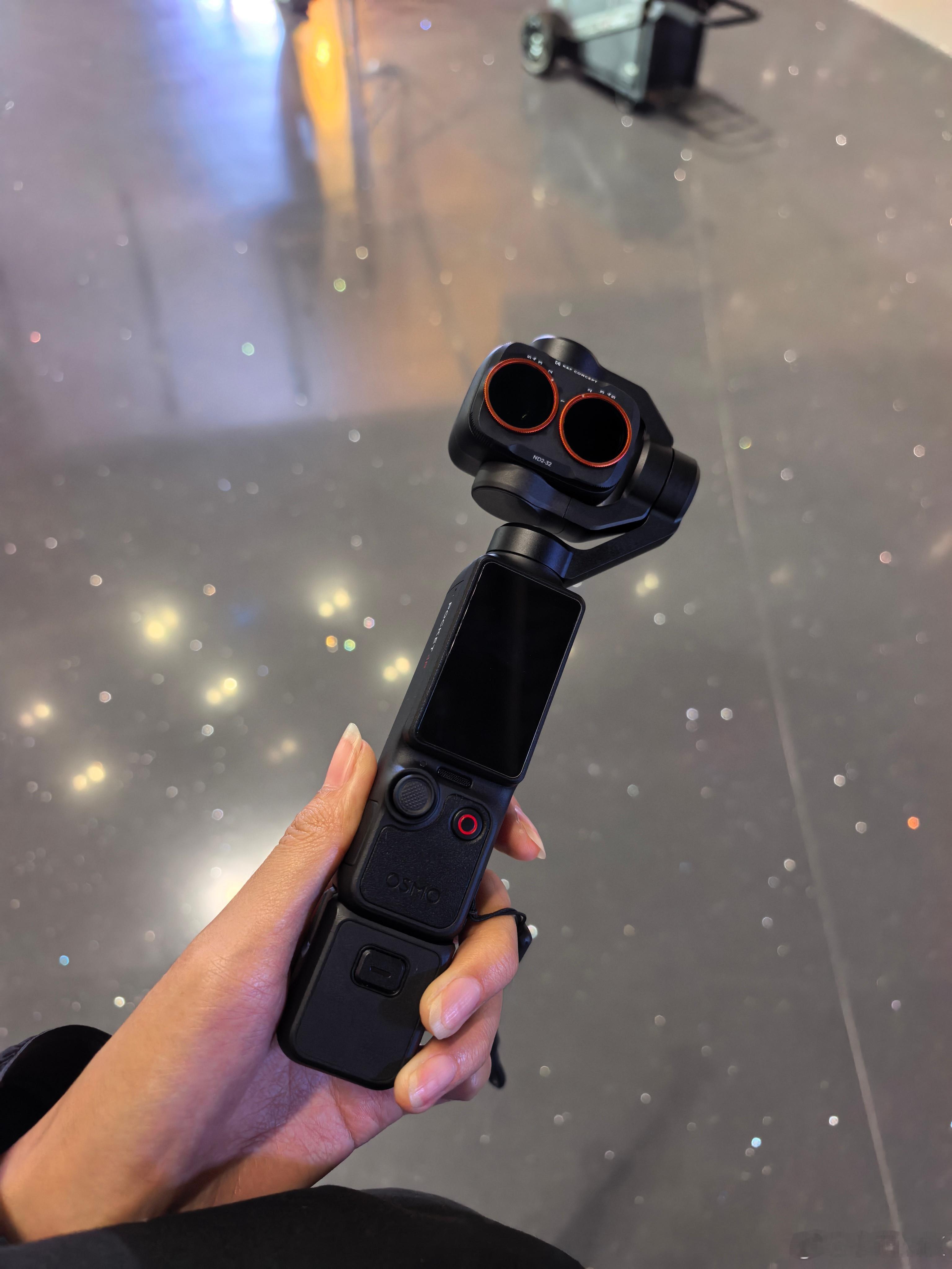 这个大疆4p真的略鸡肋大脑袋很重，不好运镜不说切横竖屏太容易限位了，越着急这个破