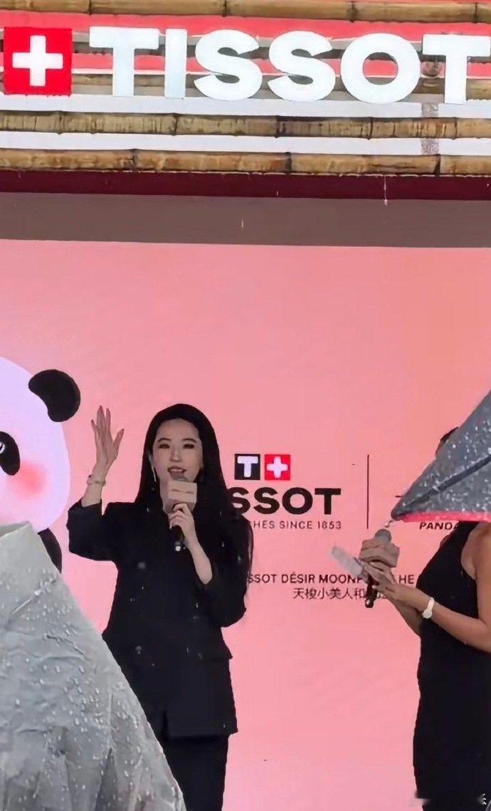 刘亦菲成都活动人气刘亦菲成都线下活动人气 刘亦菲成都活动人气，下雨了还有这么多人