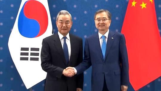 王毅外长刚到韩国，24小时内朝鲜就发射了导弹，这时间点卡得也太巧了，谁最不希望中