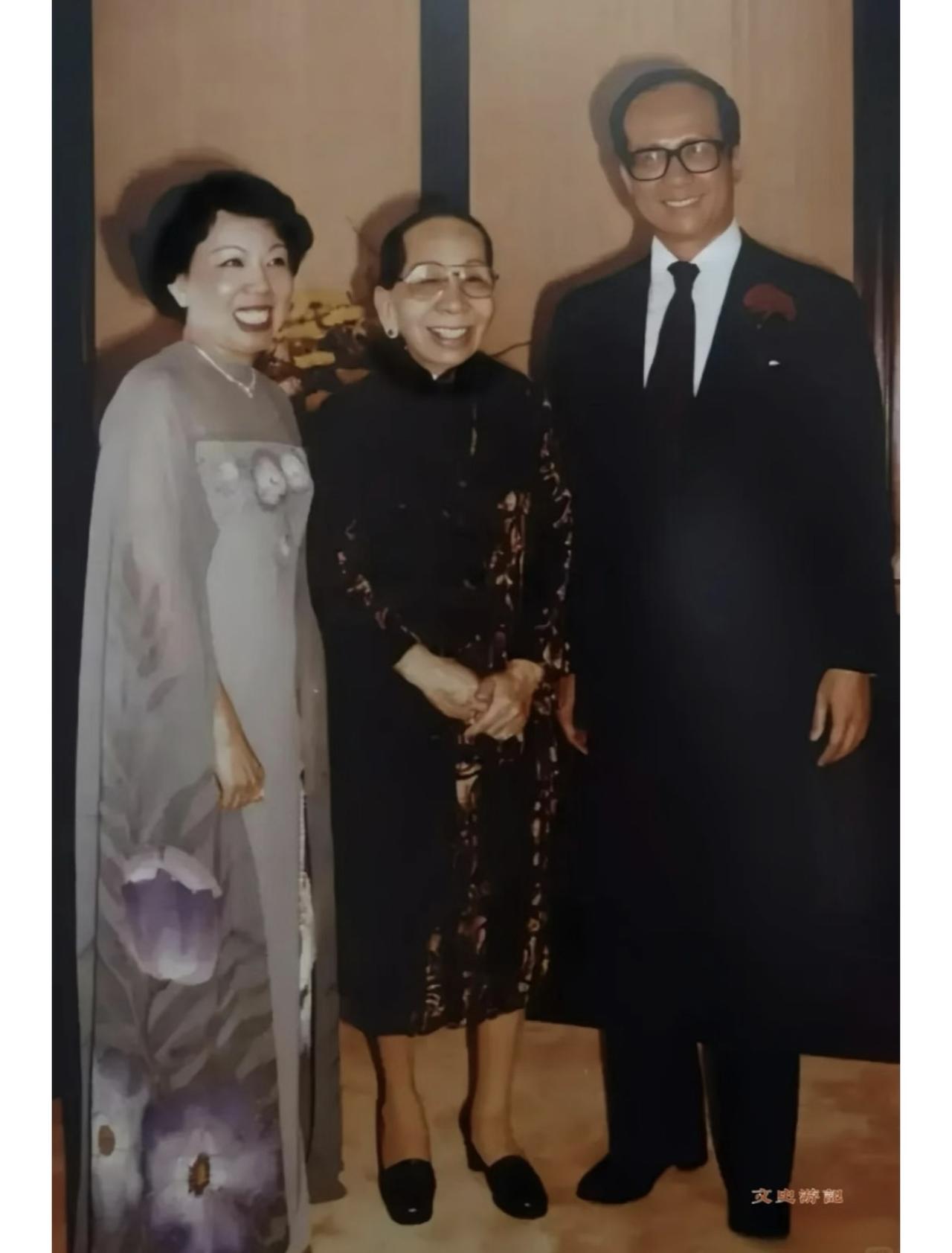 很多人见过李嘉诚的各种公开活动照，却很少有人见过他这张80年代的私藏家庭合影。从