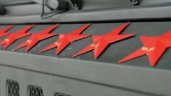 火箭军某部“功勋发射车”车头的五角星，每一颗都代表一次圆满成功的实弹发射任务。一