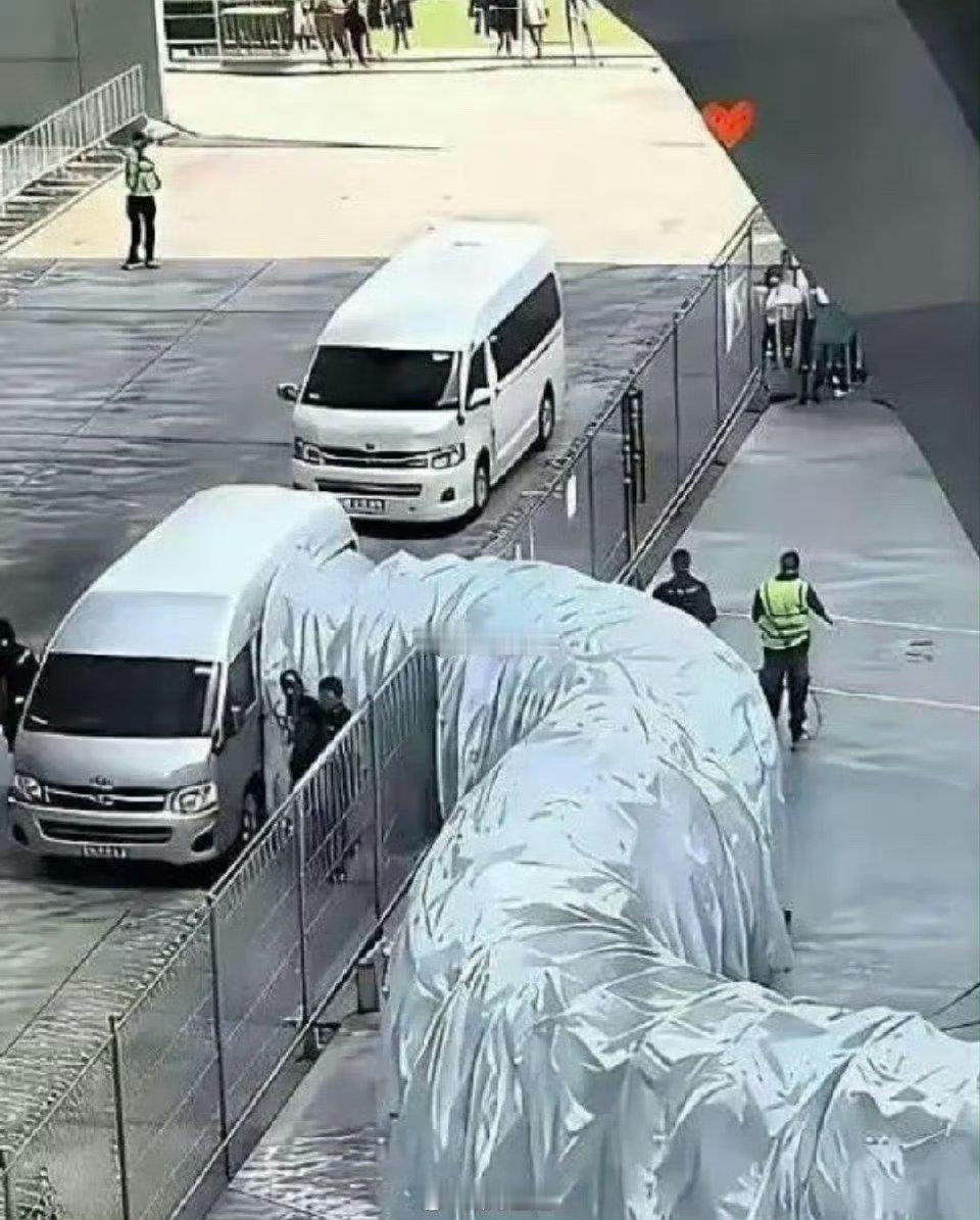这种车都是接谁的呀？这么大待遇 