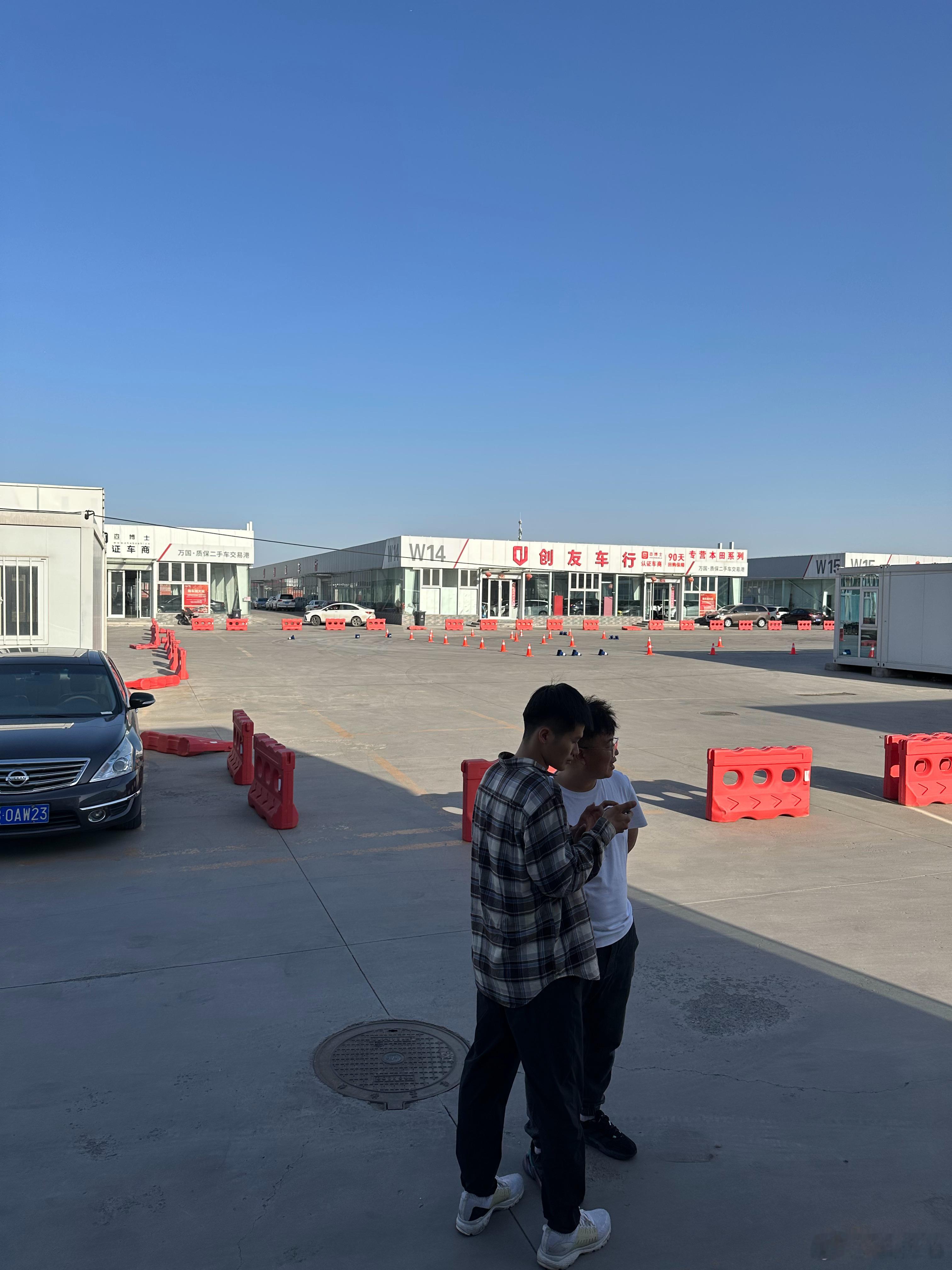 路特斯在我们市场里面租场地做活动但是我觉得没有一点保障这原来是马路 仅仅只是用塑