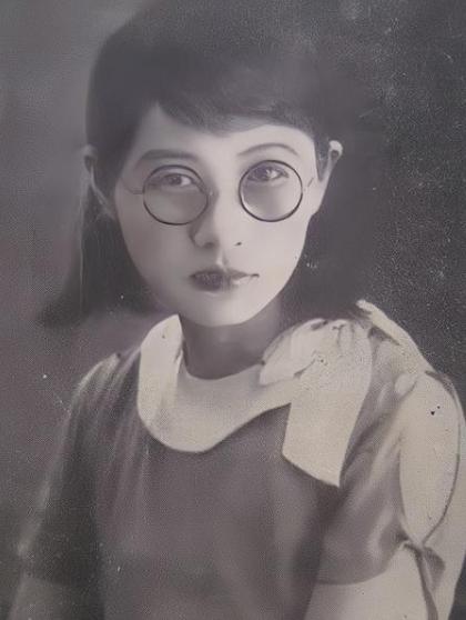 1909年，16岁的白薇与婆婆吵嘴，丈夫居然抡起凳子砸在她背上，婆婆见她倒下，扑