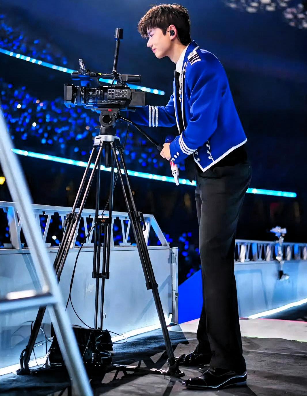 11天9场演唱会还打高尔夫？张杰的高能量，是拿命换的

4月9日，张杰发文：11