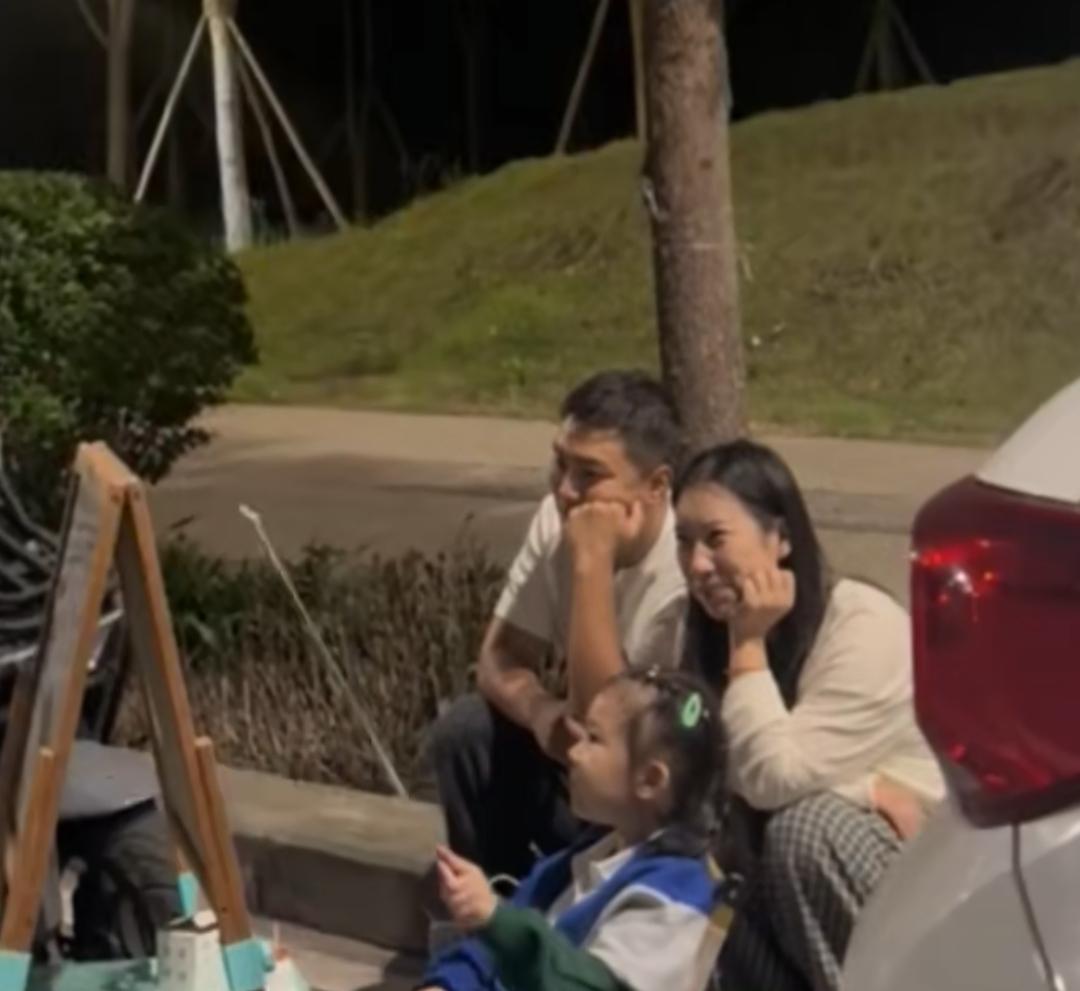 5岁女孩想当小老师，父母全力配合，这场户外课堂暖哭网友
 
近日，一段温馨的视频