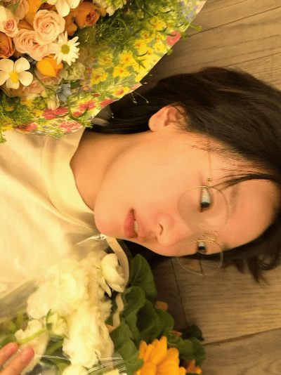 周冬雨和粉丝送的花合影周冬雨28号以春天花花结束 周冬雨晒出与粉丝送的鲜花的合影