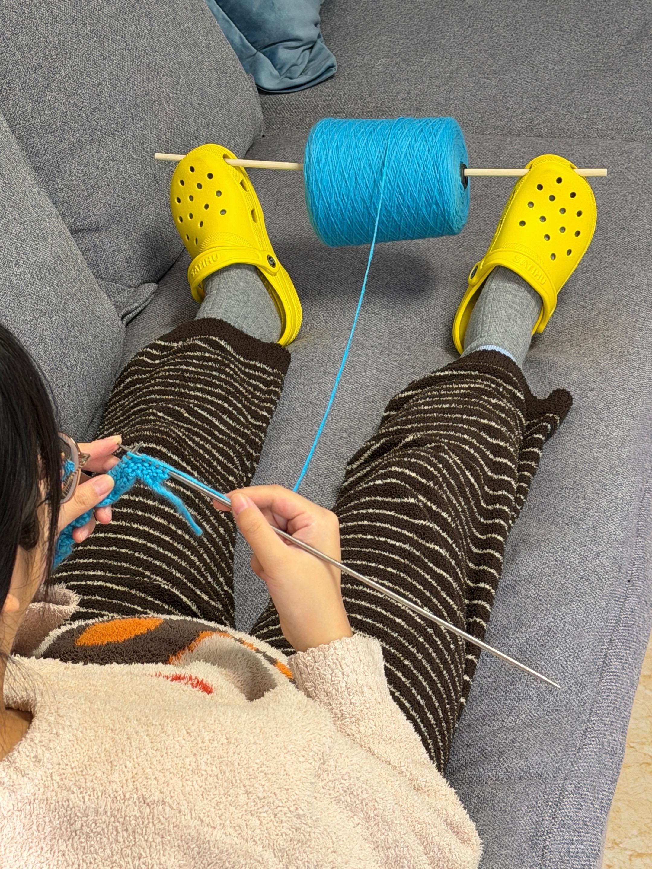 原来洞洞鞋可以织毛衣！