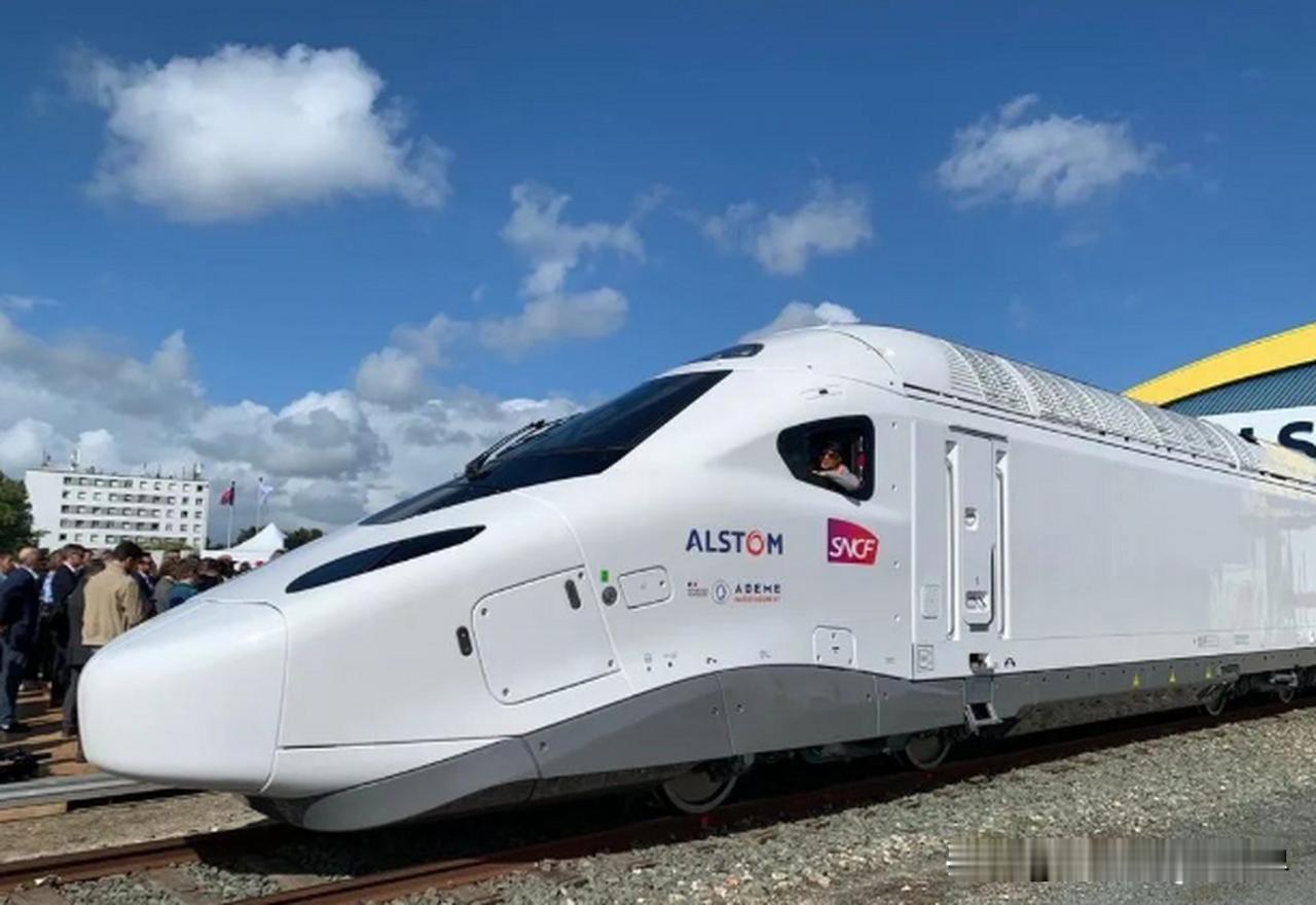 法国新一代TGV-M高速列车将于2026年9月投入运营

新一代TGV-M高速动