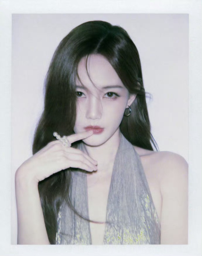 李一桐的撕拉片📸不需要任何技巧，姐就这么硬美 ​​​