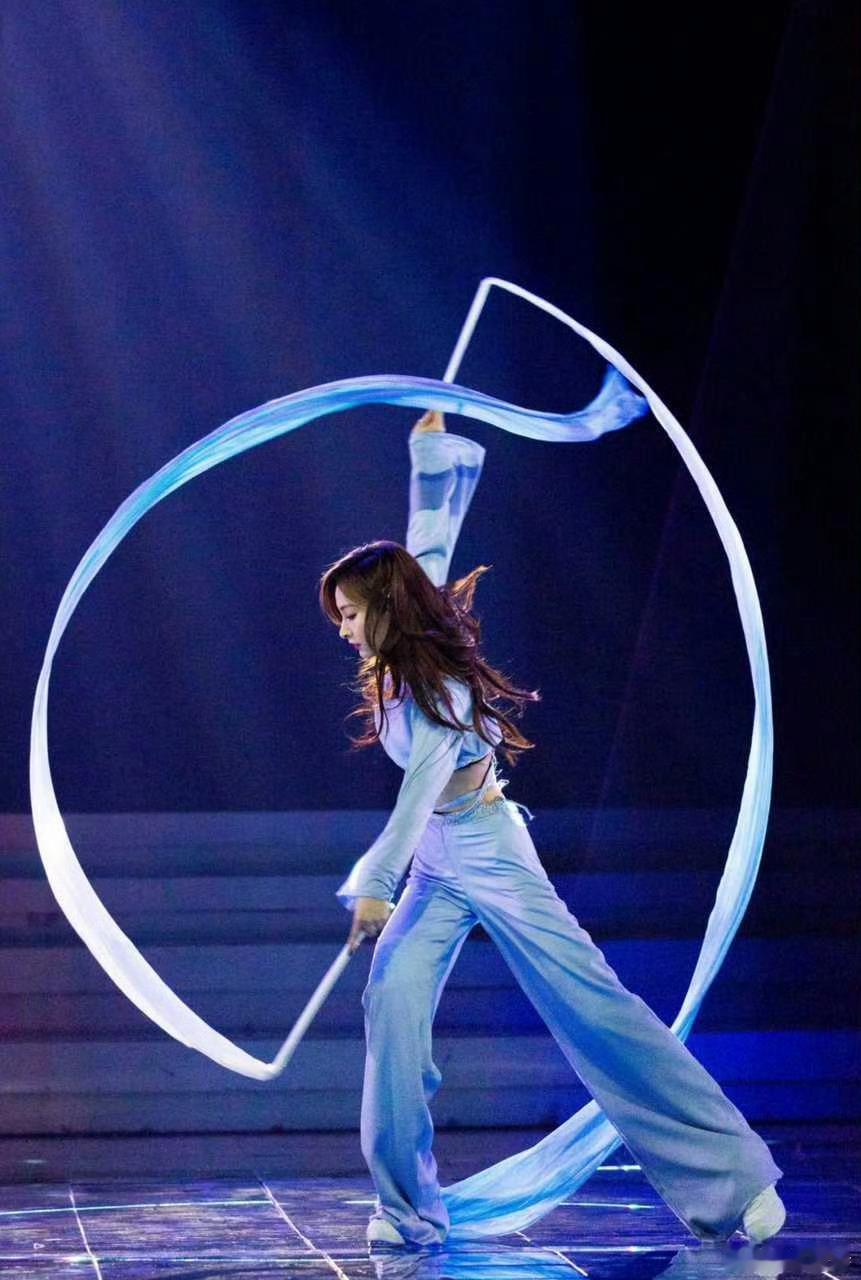 吴昕不愧是上过浪姐的人 即兴发挥都这么稳，一套搞怪舞蹈跳得行云流水，舞台经验让她