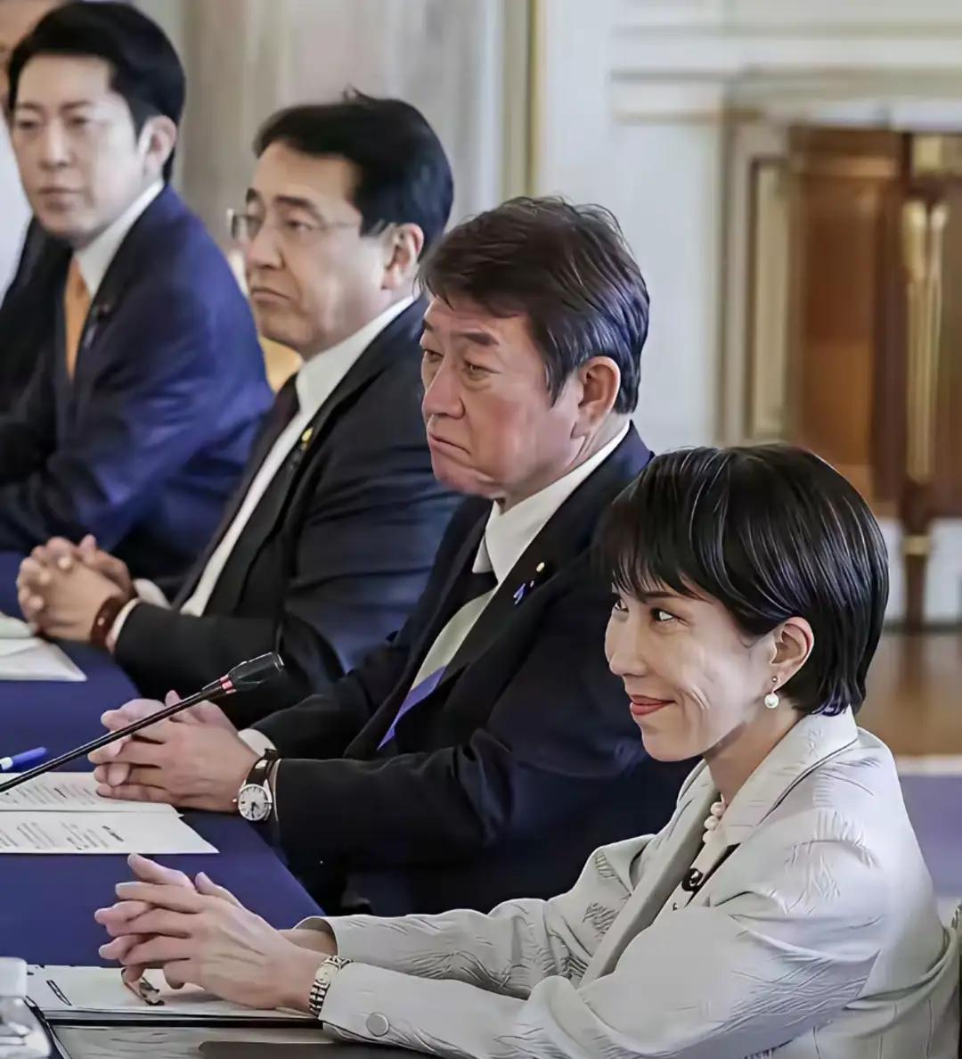 狐狸被老虎捕获后，谎称受天帝之命统领百兽，借老虎威势吓退森林动物，于是就诞生了“