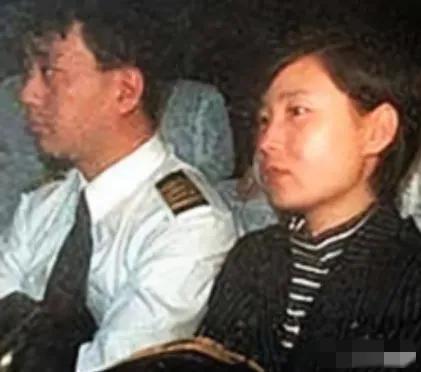 1998年，国航机长袁斌只因为不满分房制度，携带着妻子，驾驶载有95名乘客的飞机
