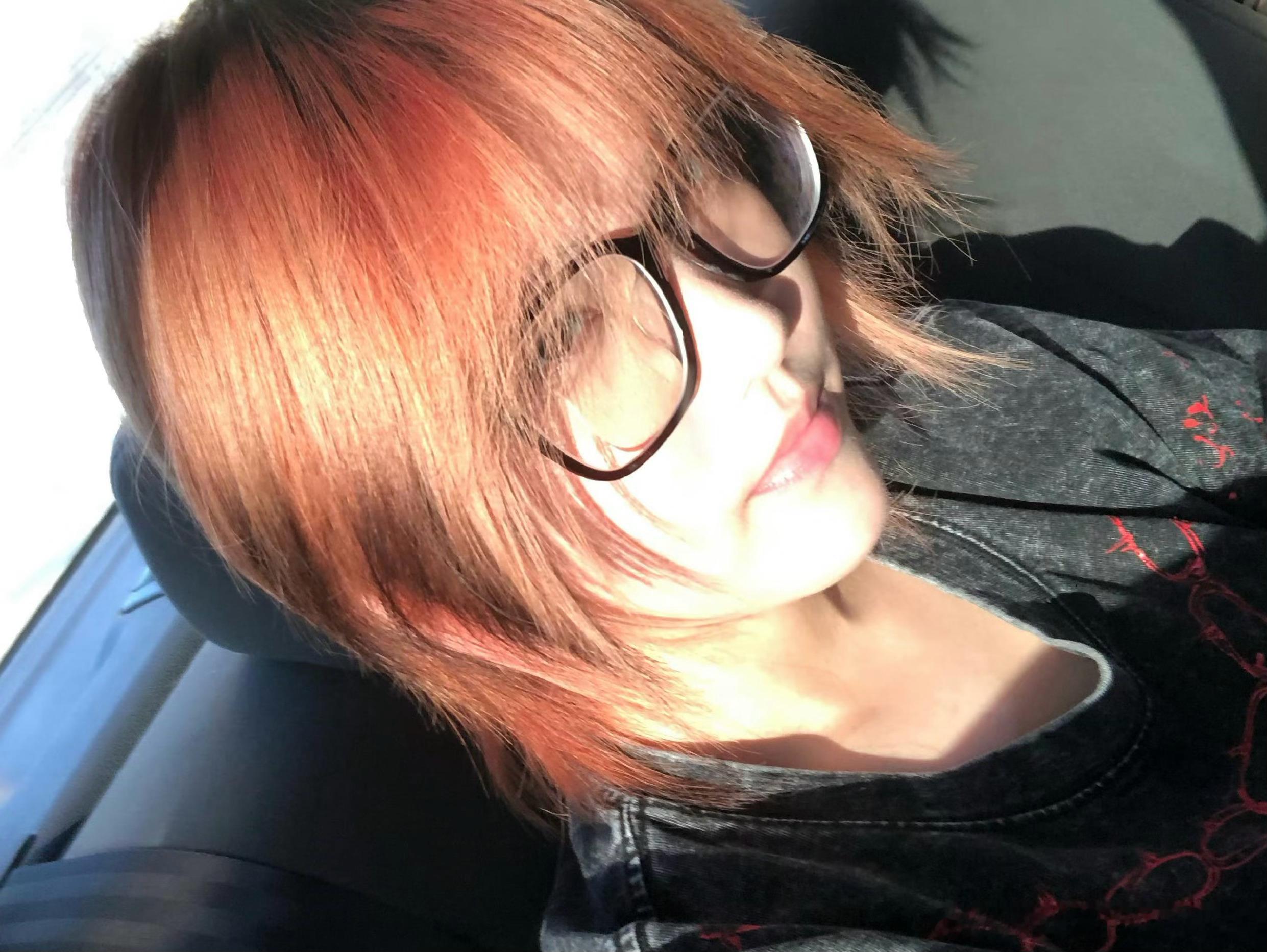 好怀念啊橙灿灿的 就是黑发根长出来➕不固色持续掉色后到一个程度就太丑了 而且我记