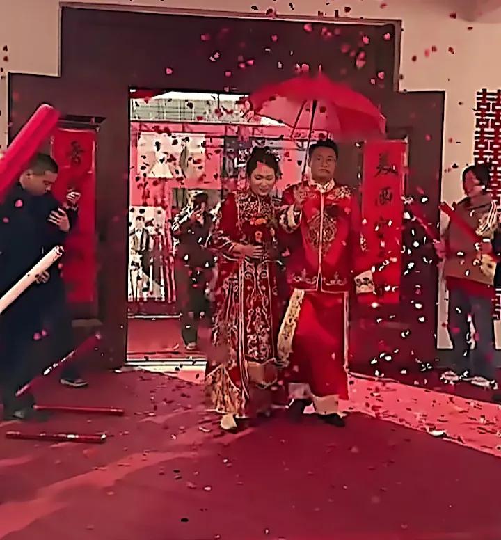“亲上加亲”！表兄妹结婚，真的是毁三代吗？
 你有没有被家里长辈劝过：“跟你表哥