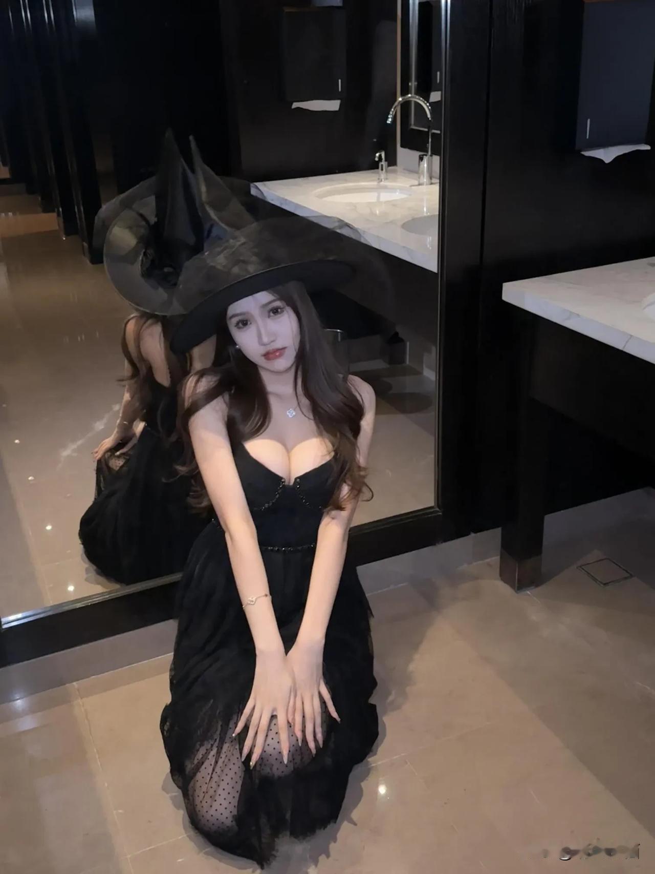 性感丝袜裹身，妩媚风情醉人心#性感极品美女。# #性感美女超赞# #性感美出髙级