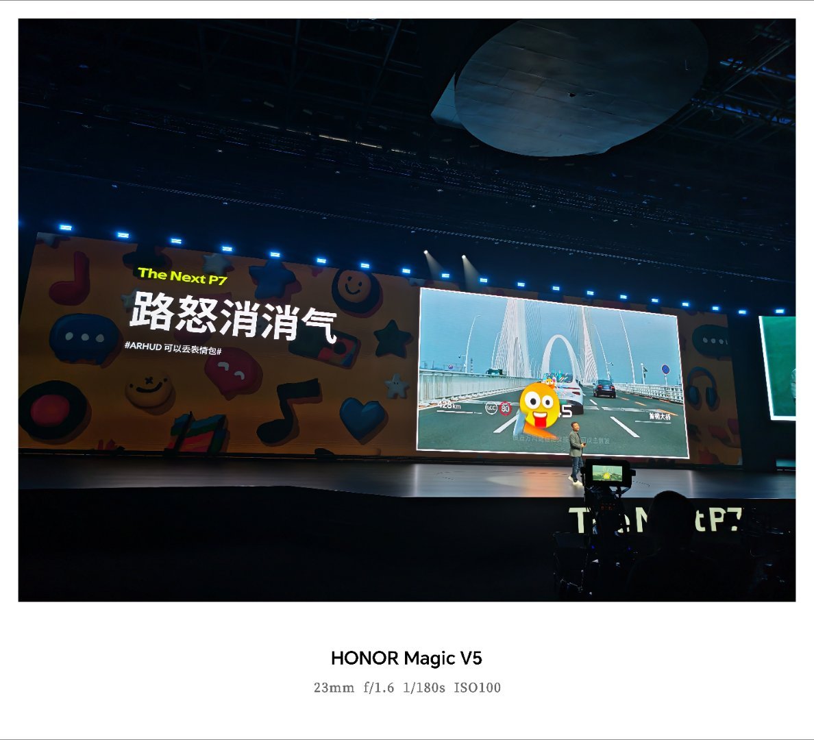 全新小鹏P7的ARHUD支持怒路消消气功能，可以向不友好的车丢表情包。 ​​​