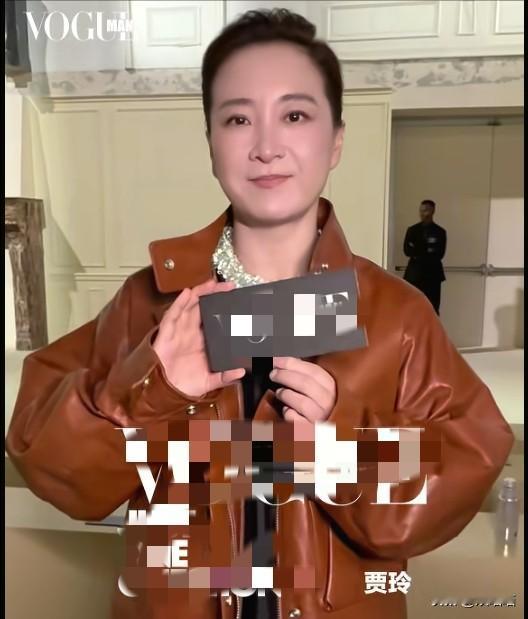 贾玲亮相米兰时装周！

她不光减肥，还做了医美面相没有喜感不亲切！一半像姜昆，一