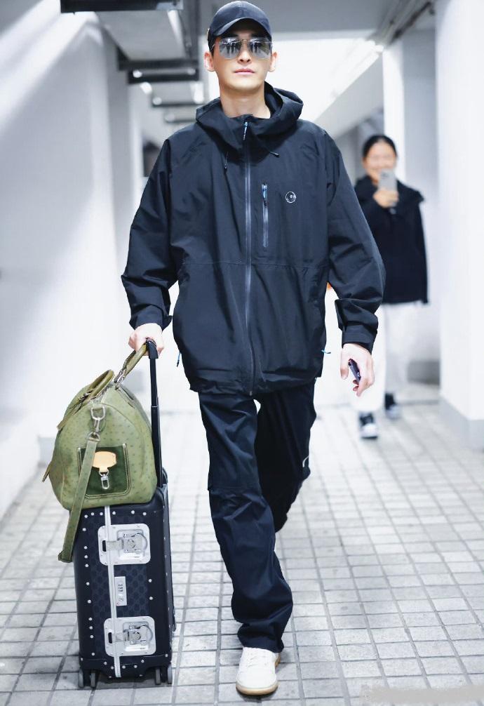 最近张翰现身机场，他这次搭配了一身运动装，看上去有种活力满满的感觉。

张翰上身