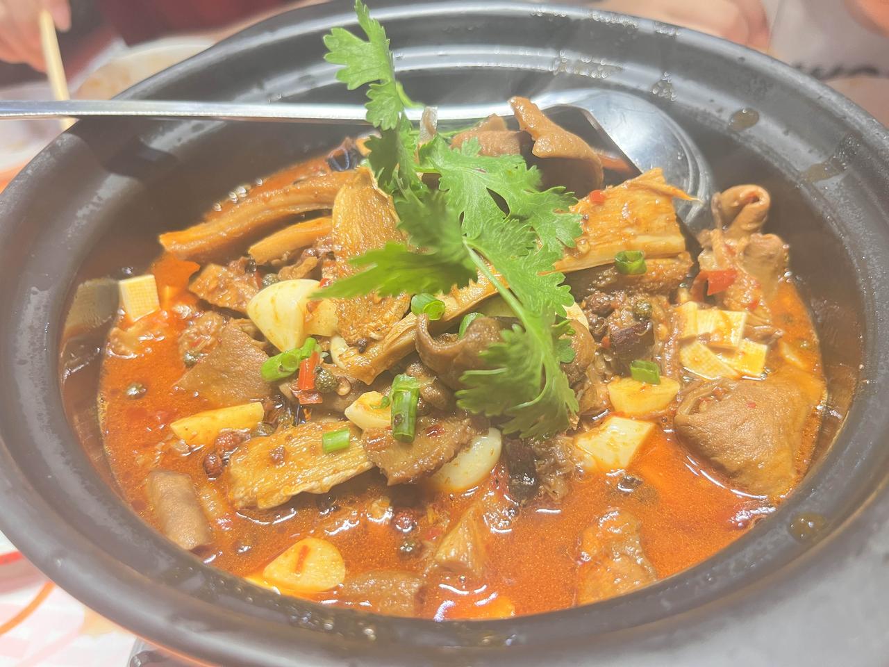 天凉了就该来一锅羊杂煲！

啃肉吸汁的快乐谁懂啊！

最近天气一冷，就馋这口热乎