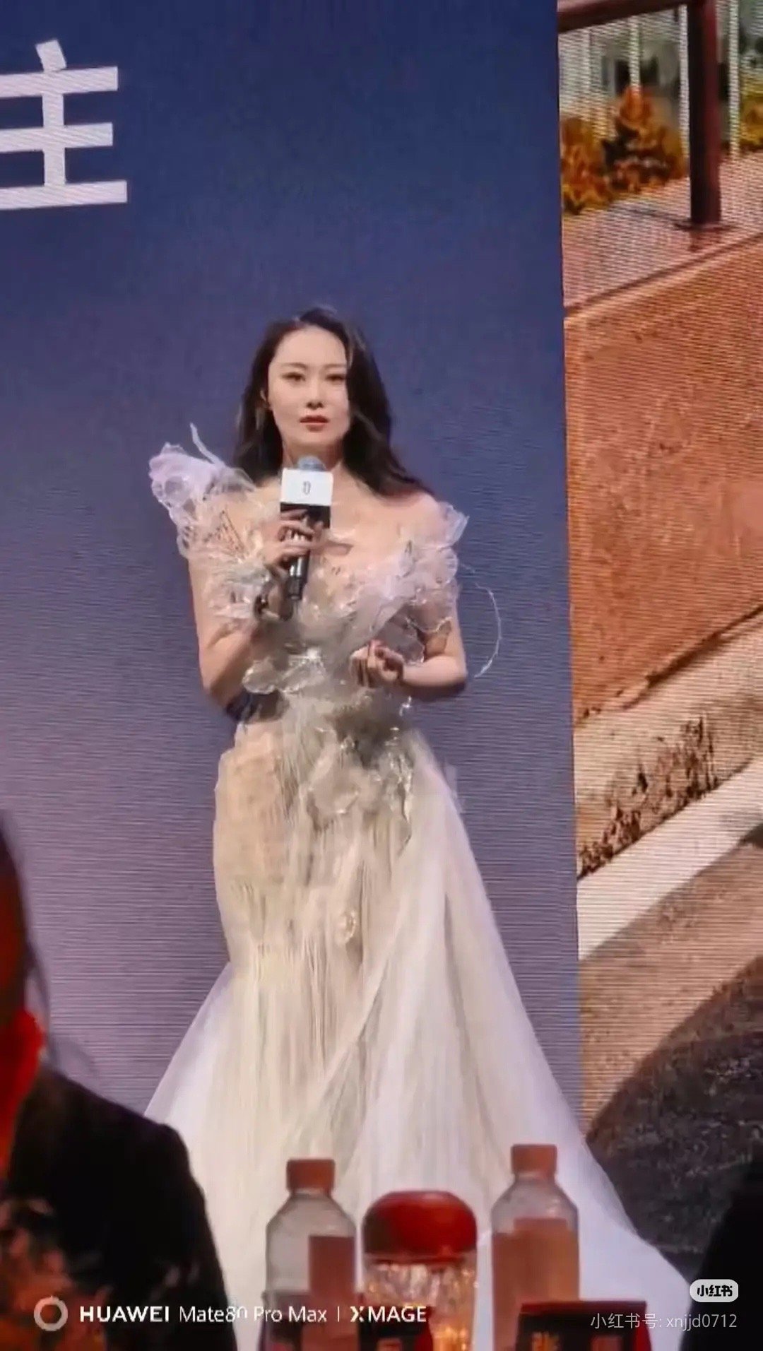 为什么张燕的他拍和自拍，差那么多？他拍，这个大脸盘自拍，这个瓜子脸 