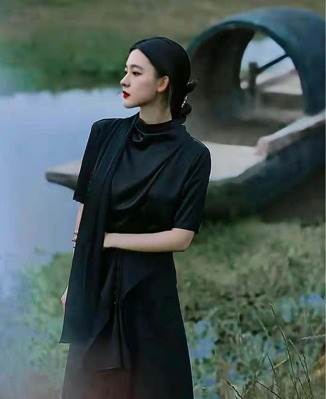 想你是会犯错的
为了去见你
我开车出去八十多公里
想给你打个电话
发现没带手机
